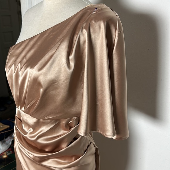 NWT Good Times One-Shoulder Ruched Wrap Dress in Champagne Size L - Picture 6 of 16